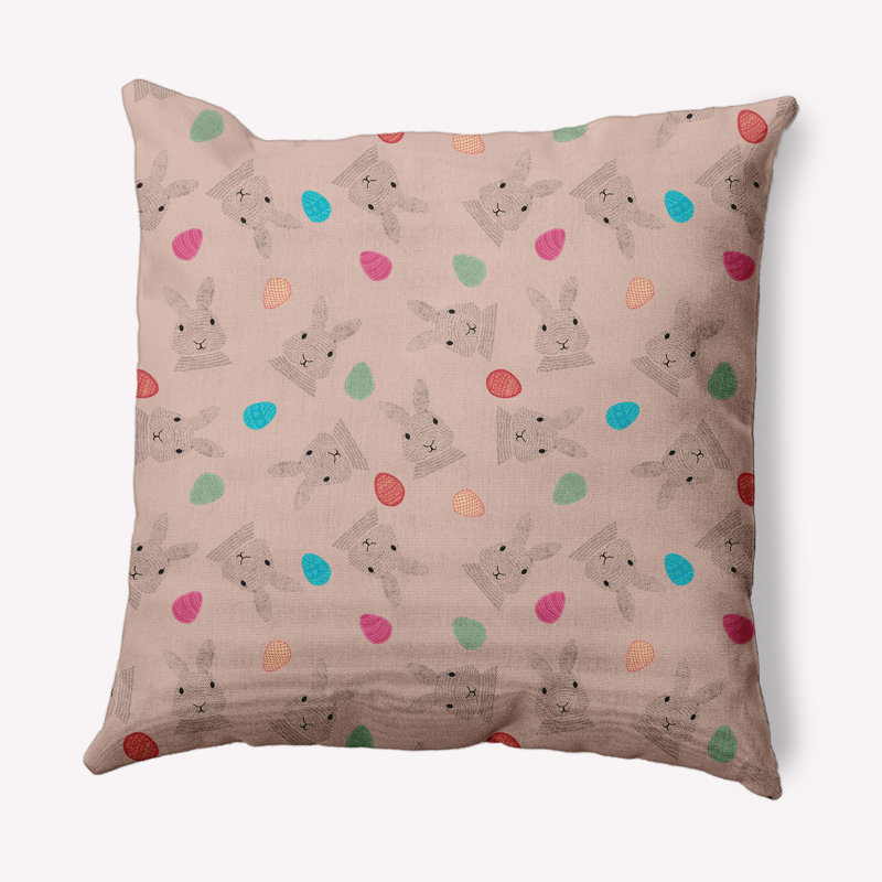 Housse et insert de coussin décoratif carré Bunnies and Eggs, Rouge délavé, 26 po x 26 po