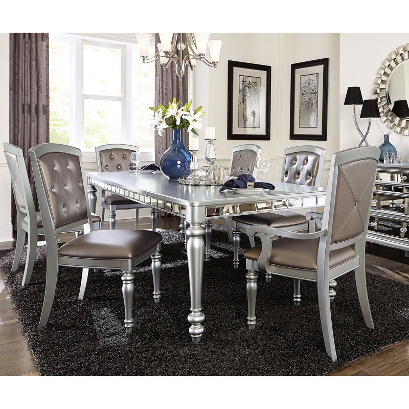 2 chaises avec accoudoirs pour la salle à manger, revêtement argenté, décoration moderne avec boutons en cristal et 2 pièces capitonnées