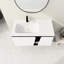 Meuble-lavabo de salle de bain avec lavabo en céramique et porte à fermeture en douceur. Fixé au mur. Apparence moderne. Rangement spacieux. Contreplaqué de qualité. Style blanc et noir. Couleur