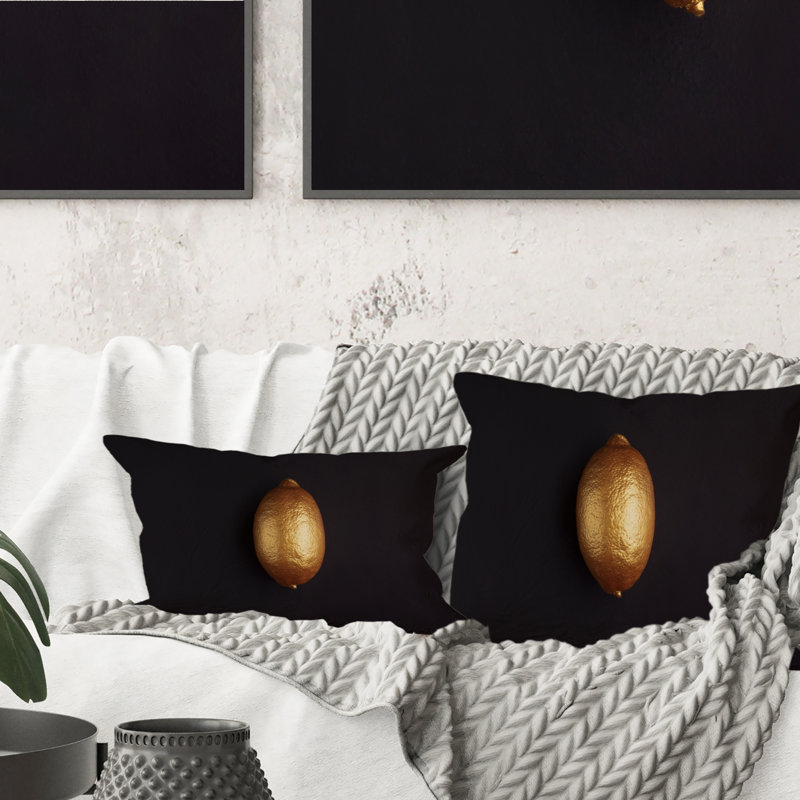 Coussin décoratif doré à motif de fruits tropicaux sur fond noir I, 16 po x 16 po