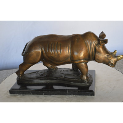 Statue Gerlinde Rhino en bronze montée sur une base en marbre - Taille: L 21 po x l 9 po x H 10 po.