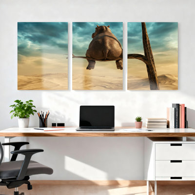 Ensemble de 3 tableaux sur toile tendue représentant un hippopotame sur une branche d'arbre dans un ciel désertique