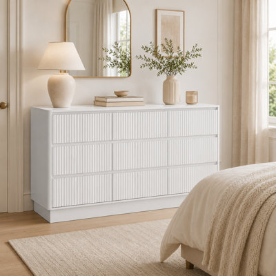 Commode blanche 59,3 po à 9 tiroirs, armoire de rangement cannelée moderne avec surface supérieure large, glissières en métal lisse et tiroirs spacieux pour la chambre à coucher, le salon et le vestibule