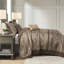 Couvre-lit réversible pour grand lit - brun / or Comprend un couvre-lit, 2 taies décoratives et des coussins décoratifs. Fabriqué de qualité supérieure pour une durabilité de luxe. Présente des feuilles, des rayures, des motifs. Orné de coutures.