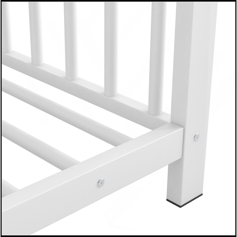 Charmant lit pour enfant avec structure en métal, offrant sécurité et style pour une chambre d'enfant.