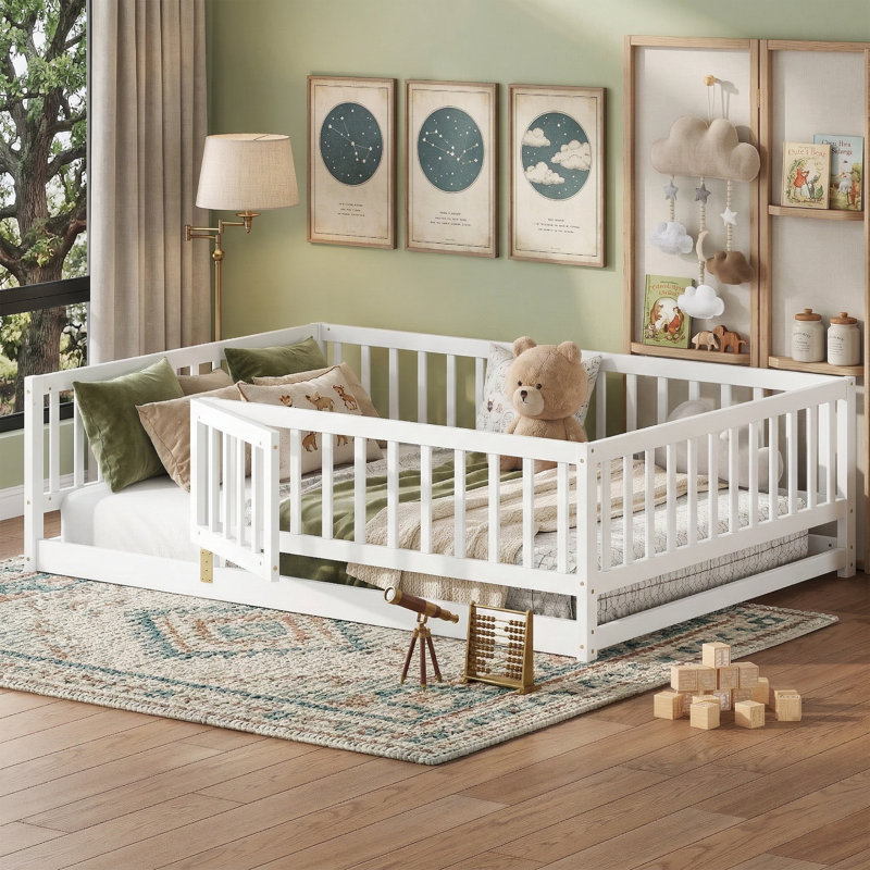 Lit de sol de 77,0 po de long avec clôture et porte Montessori - Cadre de lit pour tout-petit en bois massif avec lattes - Lit transitionnel sécuritaire - Blanc