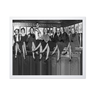 Femmes assises sur un bar