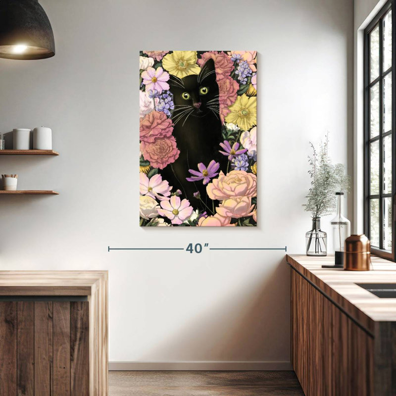 Petit chat noir Brampt dans un jardin coloré, H 39 po x l 26 po