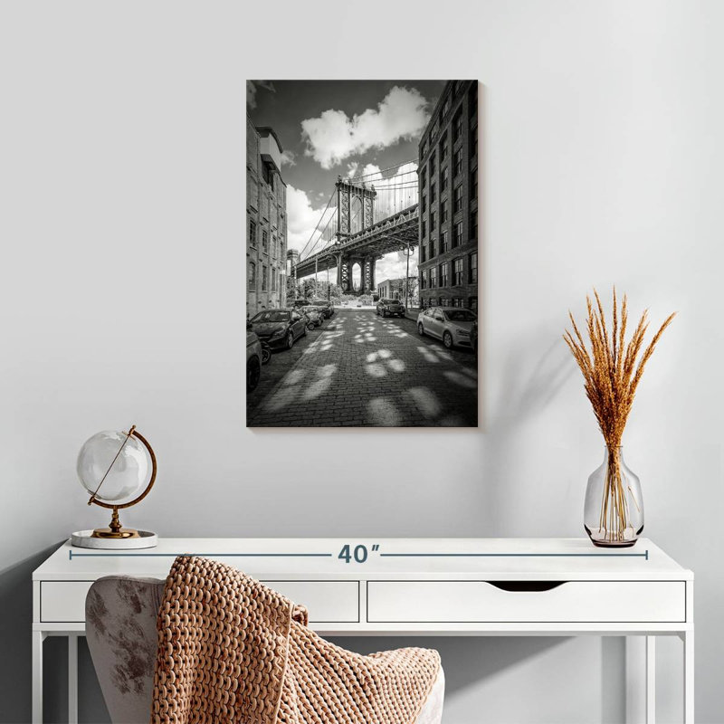 Lilie Manhattan Bridge - monochrome, H 24 po x l 16 po