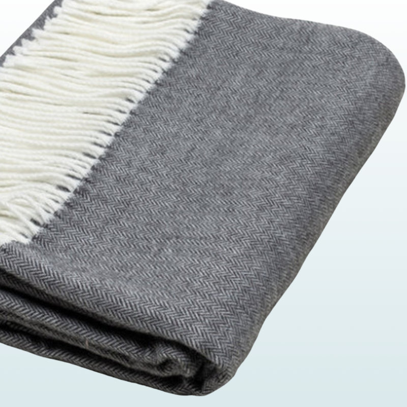 Jeté en peluche à chevrons Trio, L 49,65 po x l 59,8 po, Gris