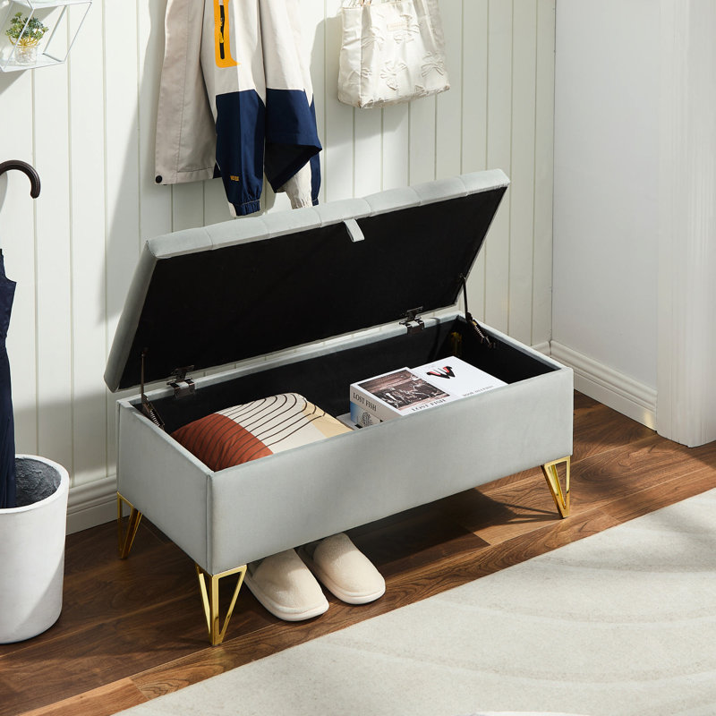 Élégant banc de rangement rembourré en velours gris avec support stable et pieds dorés pour la chambre à coucher