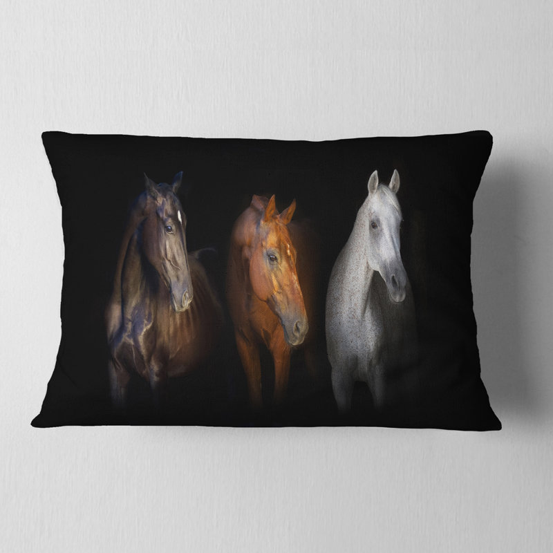 Coussin décoratif noir avec imprimé de chevaux noirs et rouges