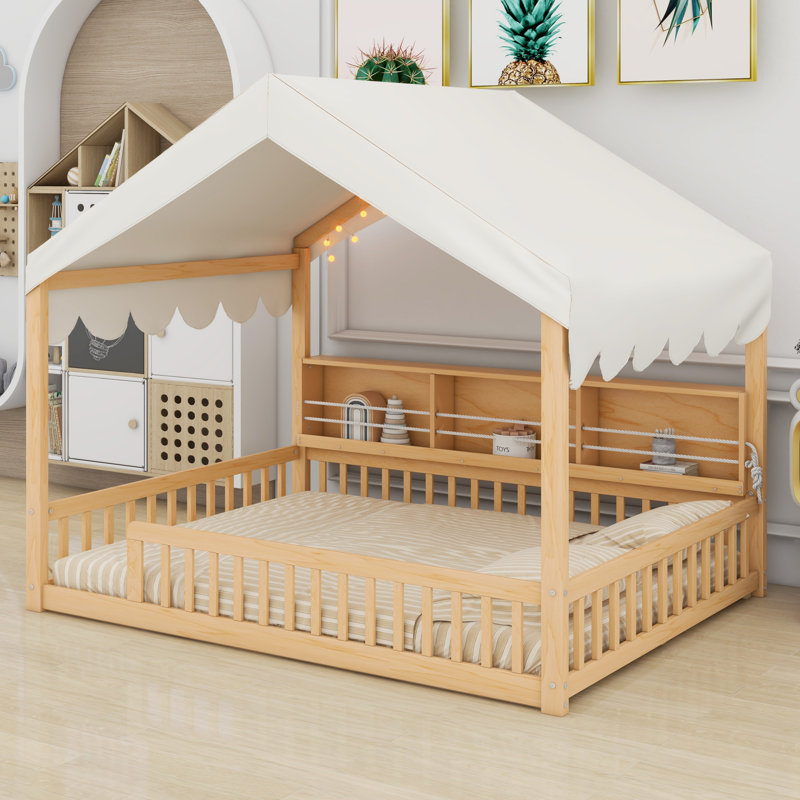 Lit de jour en bois en forme de maison avec Fense, 3 étagères de rangement, rideau et lumière DEL, Naturel / Beige