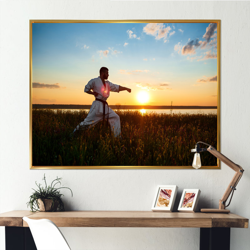 «Man Training Karate In Field At Sunrise», reproduction sur toile, Cadre flottant doré, H 12 po x l 20 po x P 1 po