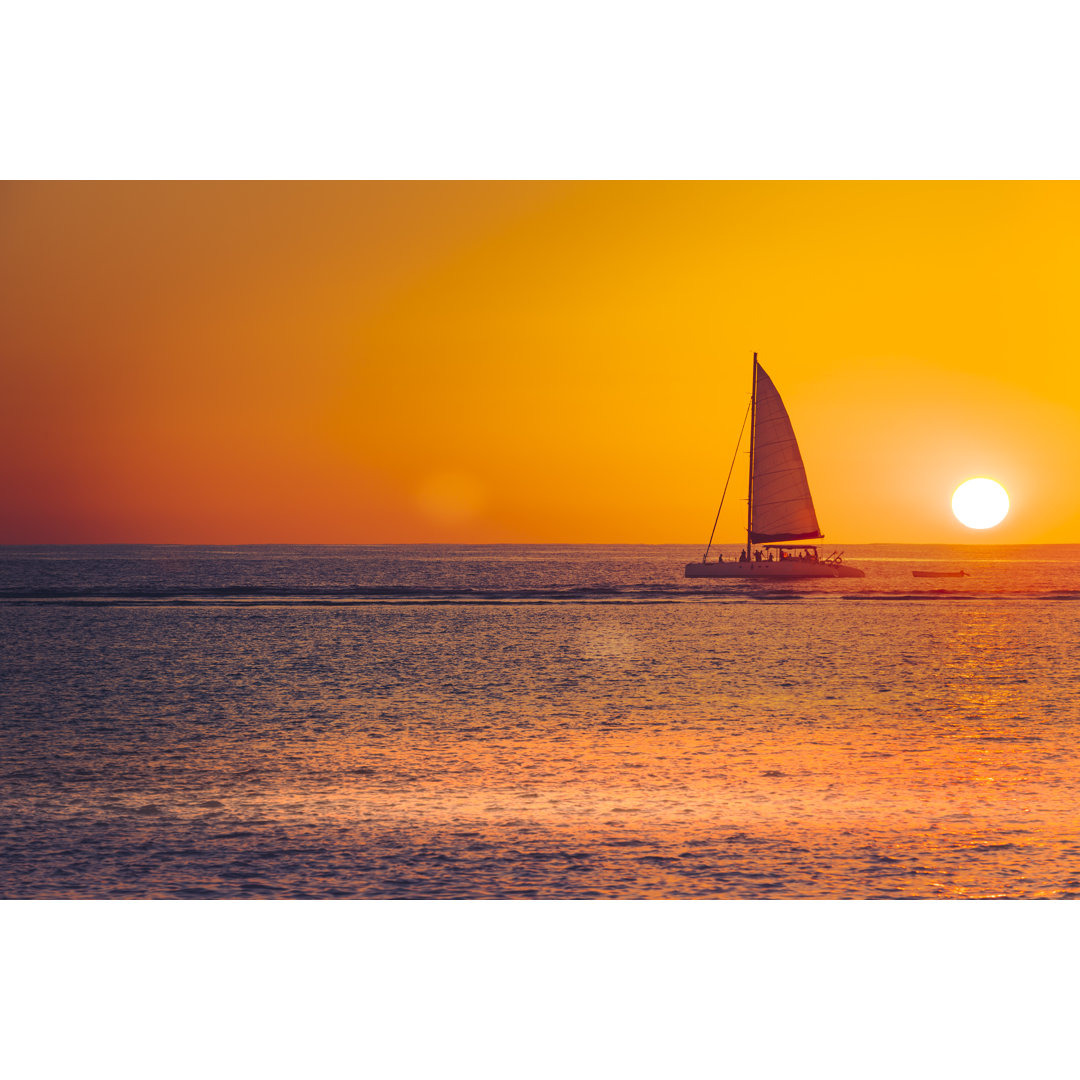 Segeln bei Sonnenuntergang auf der Insel Mauritius - Leinwandbild