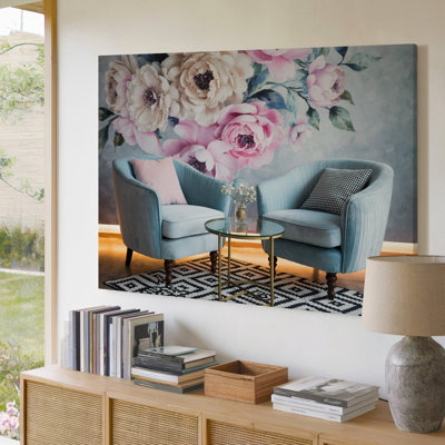 Toile dans un intérieur chic, deux fauteuils moelleux bleu clair avec art mural, textures subtilement nervurées dont une ornée d'un coussin rose doux, art sur toile