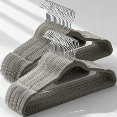 Paquet de 50 cintres en velours antidérapants avec organisateur de cravates, cintres de garde-robe ultra-fins et peu encombrants, crochet pivotant à 360 degrés pour un rangement maximal des vêtements