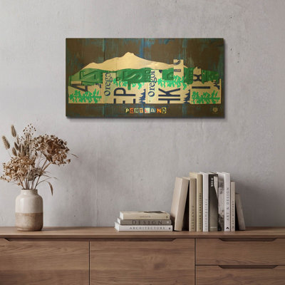 «Portland Skyline Licence Plate Art» par Design Turnpike, art mural en métal doré, 24 po x 12 po