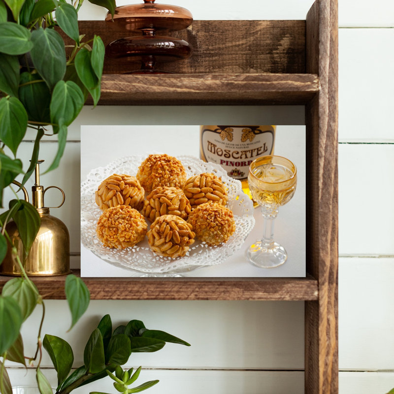 Assiette de panellets avec un muscat, art mural pin traditionnel de Barcelone, Catalogne, Espagne, H 12 po x l 18 po
