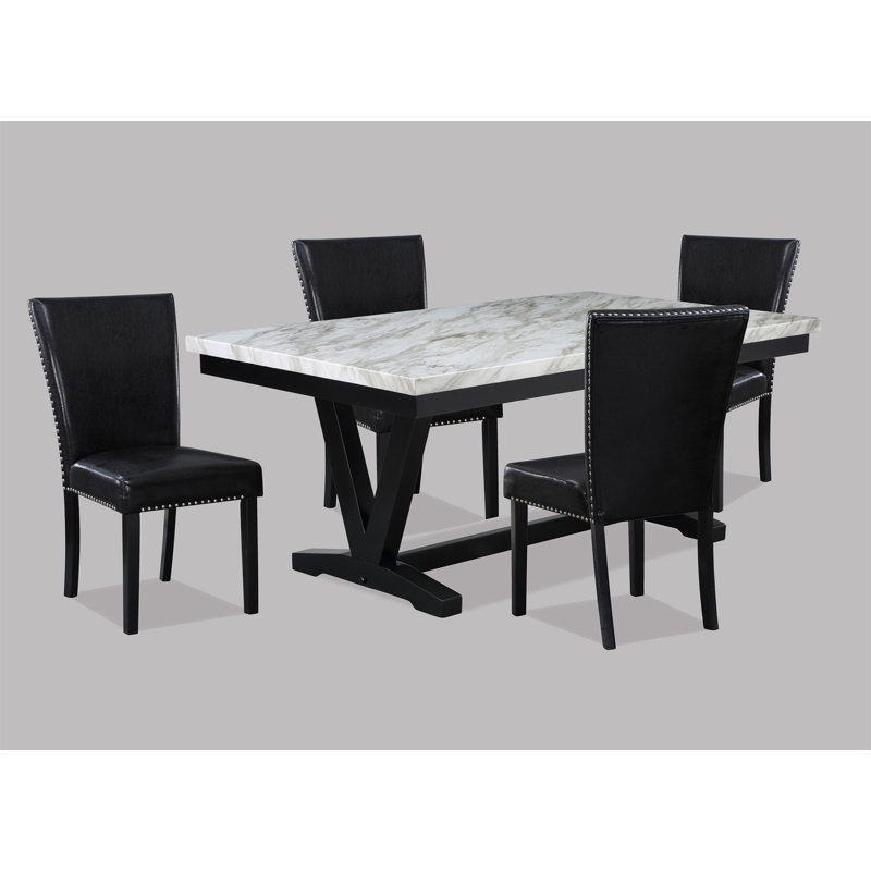 Ensemble de table de salle à manger avec chaises rembourrées, garniture cloutée et tissu en polyuréthane pour une expérience culinaire élégante et confortable