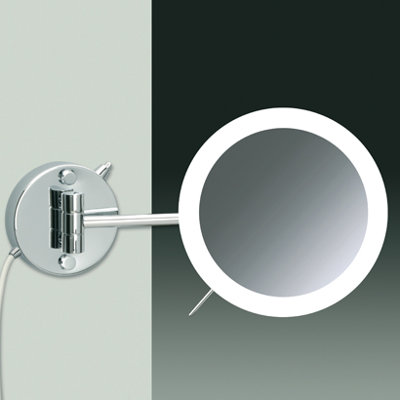Miroir grossissant fixé au mur