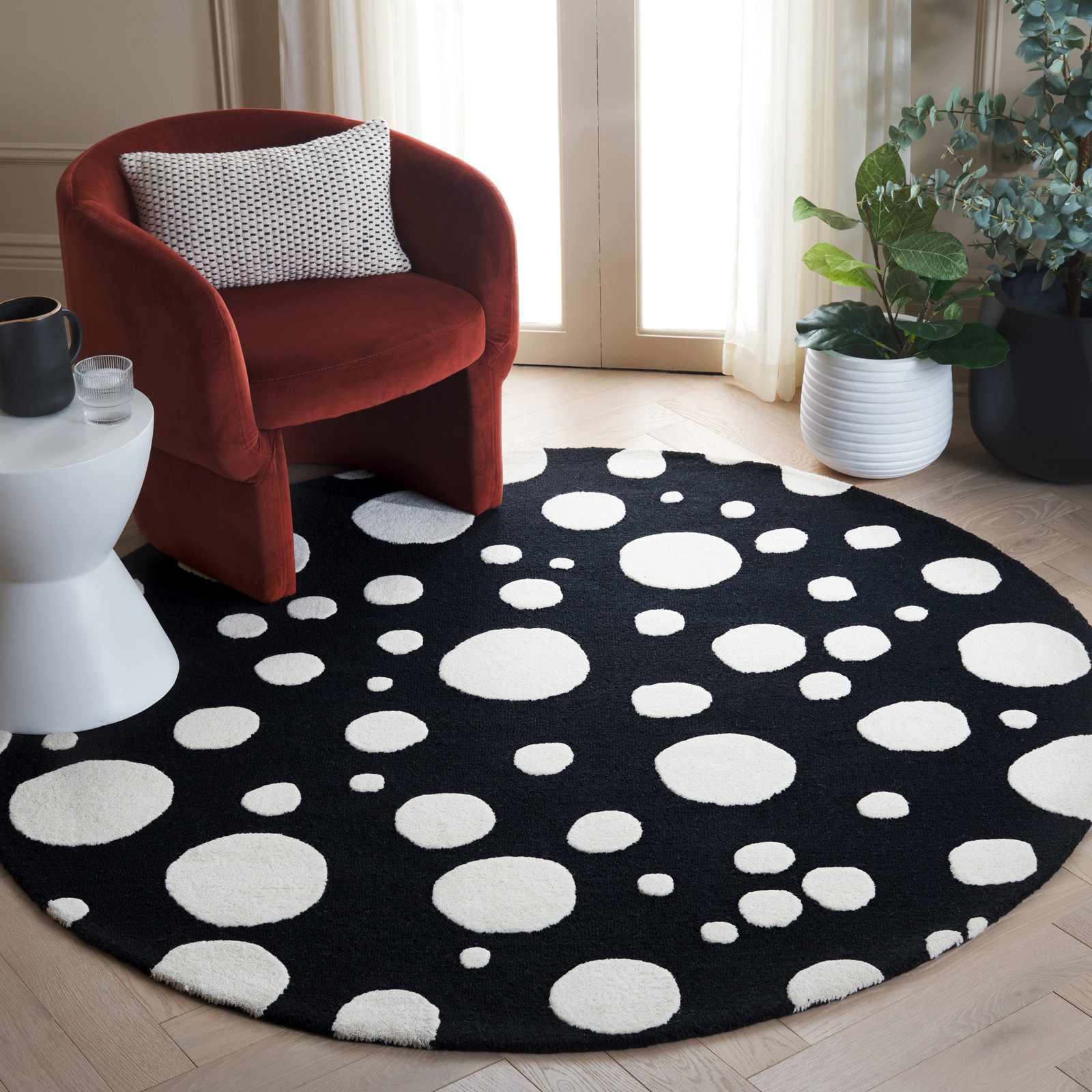 Kavika Black Ivory Hand-Woven Rug, Round 6'