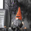 Gnome assis en tissu avec un chapeau tricoté orange, pour la décoration d'Halloween