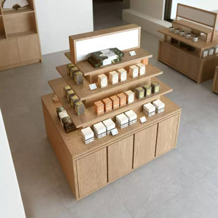 Présentoir en bois naturel avec tablettes ouvertes et armoire de rangement fermée
