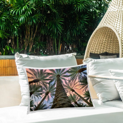 Grand coussin décoratif pour l'extérieur imprimé de palmiers par Dennis Frates