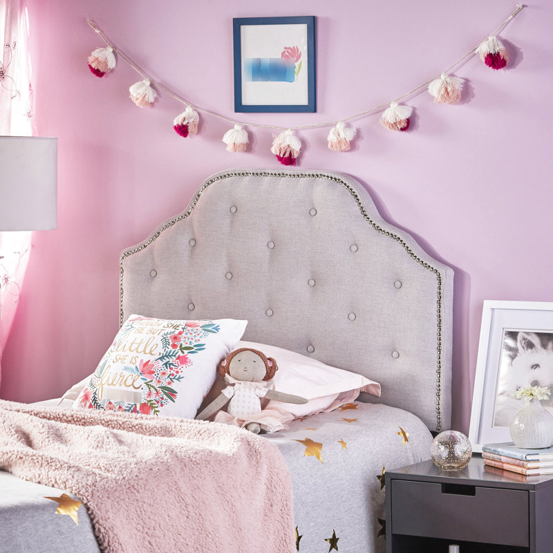 Tête de lit simple en tissu gris avec coutures en losanges élégantes et garniture cloutée avec détails de capitonnage chic
