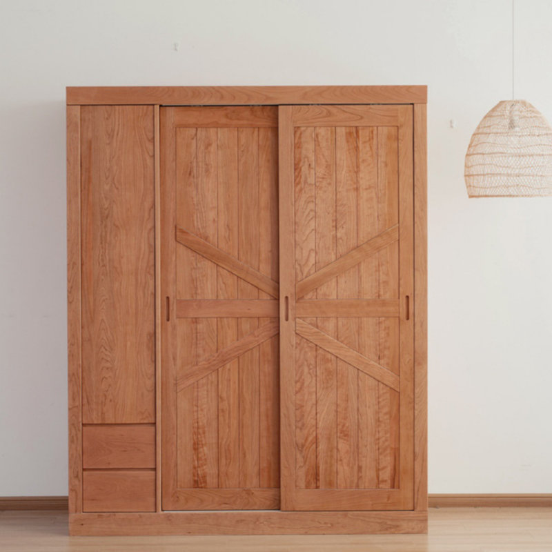 Une garde-robe en bois simple