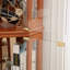Armoire d'angle en verre avec tablettes réglables et lumineuses