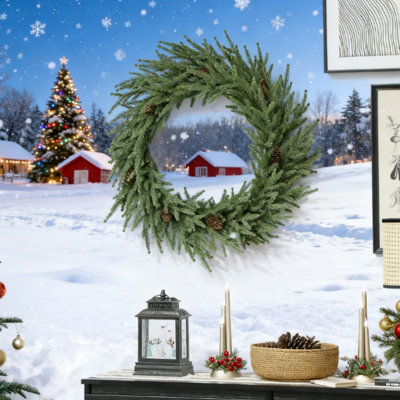 Couronne de Noël artificielle en pin de Norfolk, composée de 88 branches réalistes et de pommes de pin, idéale pour décorer votre porte d'entrée pendant les fêtes.
