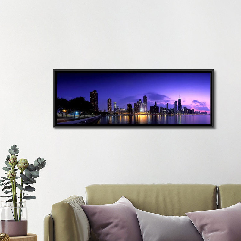 Night Skyline Chicago, Illinois - reproduction de photo sur toile, H 12 po x l 36 po x P 1,5 po, Toile avec cadre noir