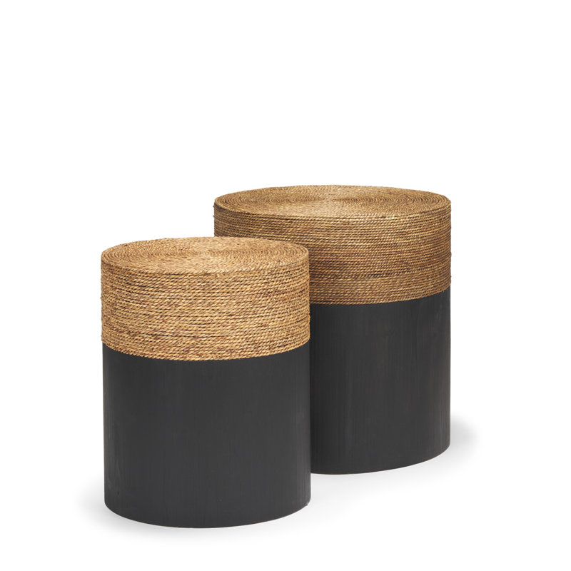 Les tables d'appoint sont dotées d'une structure en bois cylindrique noir mat avec un plateau en jute naturel.