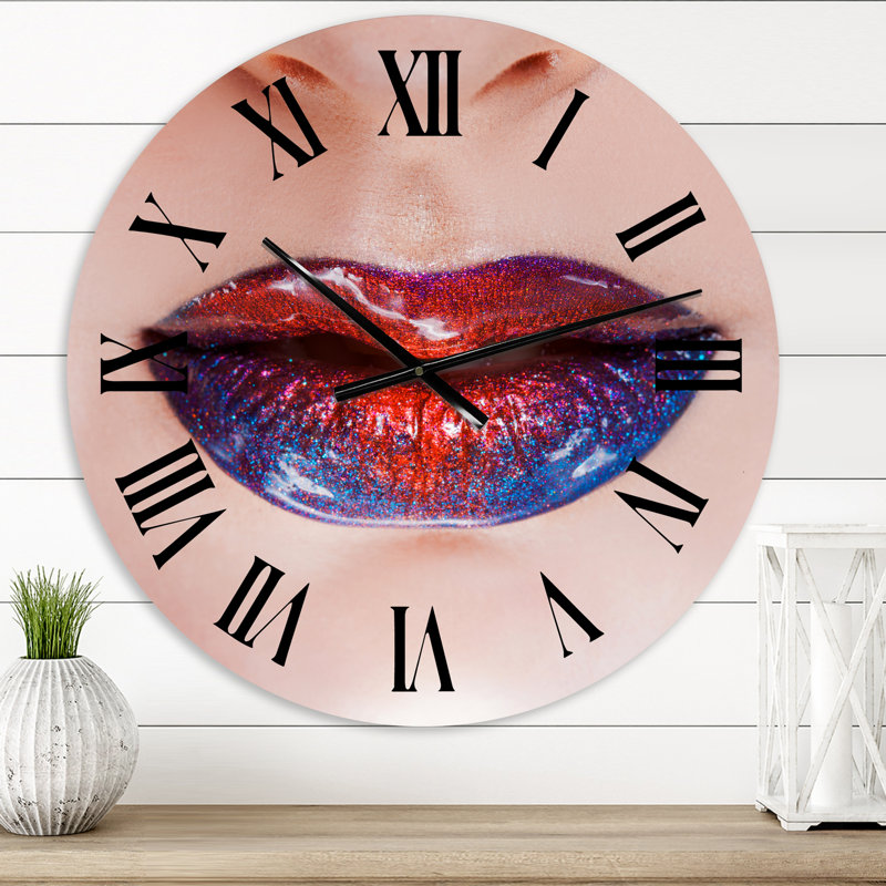 Beautiful Women Lips With Bright Rouge à lèvres - horloge murale moderne, Petit