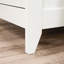 Classeur latéral moderne blanc avec tiroir sécurisé et détails en bois, grand pour plusieurs tailles, tablette supplémentaire avec rangement ouvert, pièces polyvalentes à extension complète, espaces