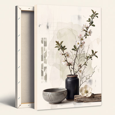 Branches fleuries blanches dans un vase sombre avec une toile abstraite
