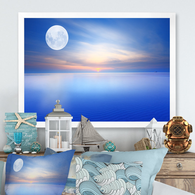 «Beautiful Moon over Blue Sea II», peinture sur toile, H 8 po x l 12 po x P 1 po, Cadre de coin blanc fermé