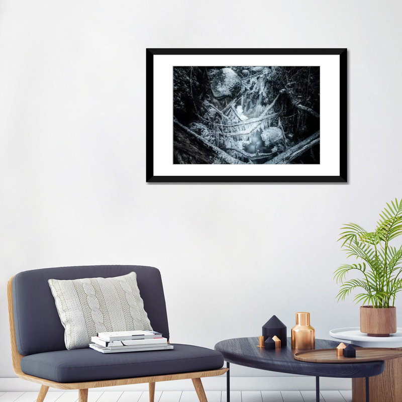 « icicles » par andreas stridsberg, impression sur toile tendue, H 18 po x l 26 po x P 1,5 po, Toile encadrée noire