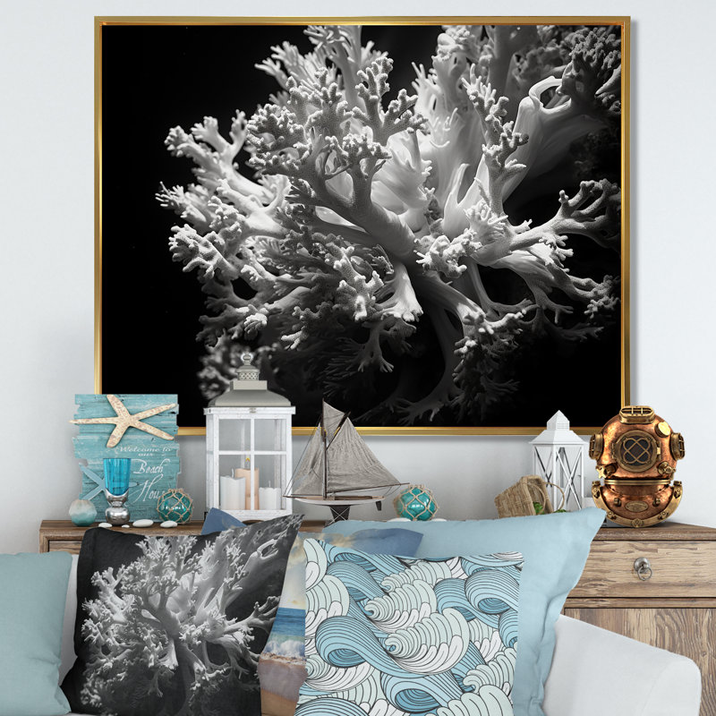 Anémone noire et blanche III - Décoration murale plage et océan, Cadre flottant doré, H 24 po x l 32 po