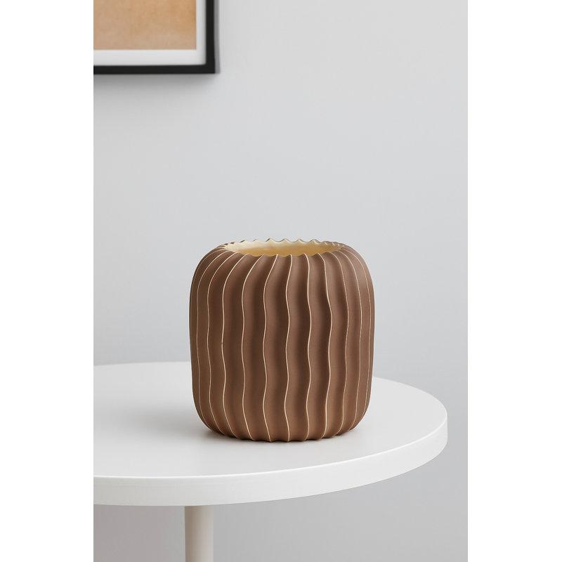 Vase en céramique nervuré ondulé