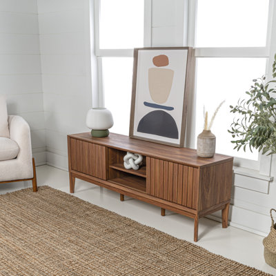 Console média Gennaro de 58 po en noyer avec portes coulissantes à lattes, tablettes ouvertes réglables et finition mate lisse