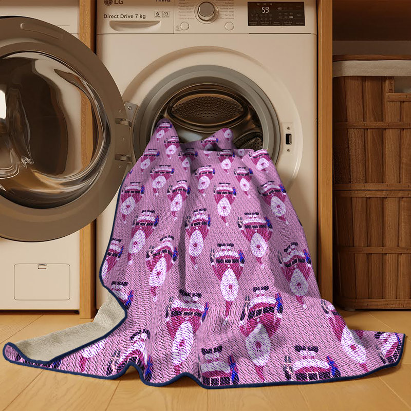 Tapis mauve tissé à la machine