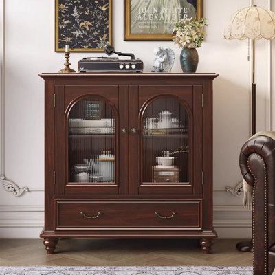 Armoire à vin rétro à double porte brune, vitrine arquée en verre, buffet avec tiroir inférieur et rangement en couches