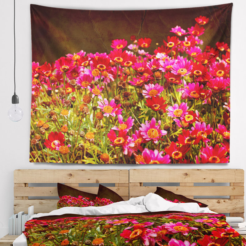Tapisserie avec petites fleurs rouges au printemps, H 32 po x l 39 po