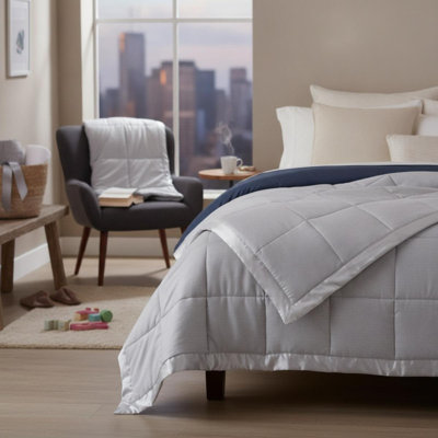 Couverture surdimensionnée en duvet synthétique avec bordure en satin, grise, taille King