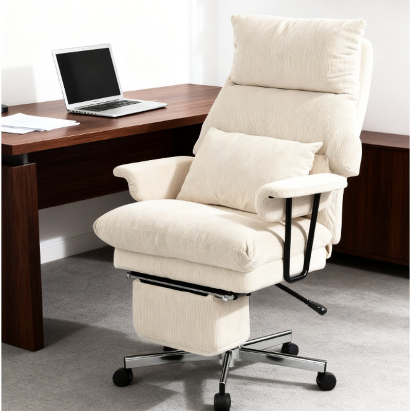 Fauteuil de bureau rembourré avec revêtement blanc crème, soutien lombaire et mouvement fluide. Confortable grâce à son dossier haut et silencieux, il s'incline à 160°.