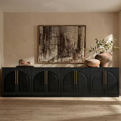 Ensemble de 4 meubles Velora 124 po à portes cintrées et cannelées – Buffet et console multimédia noirs avec portes à panneaux ondulés, poignées moletées en laiton, bois d'hévéa noir – Solution de rangement pour salon et salle à manger