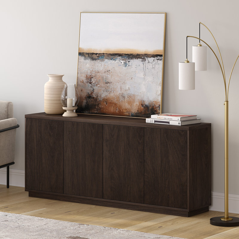 Table buffet Alston de style Mid-Century moderne de 68 po en brun d'aulne avec tablettes réglables et gestion des câbles | Buffet cannelé pour salle à manger